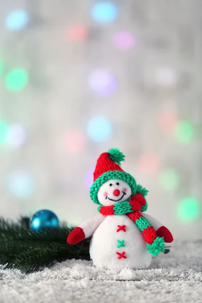 Милый снеговик на рождественском фоне — стоковое фото