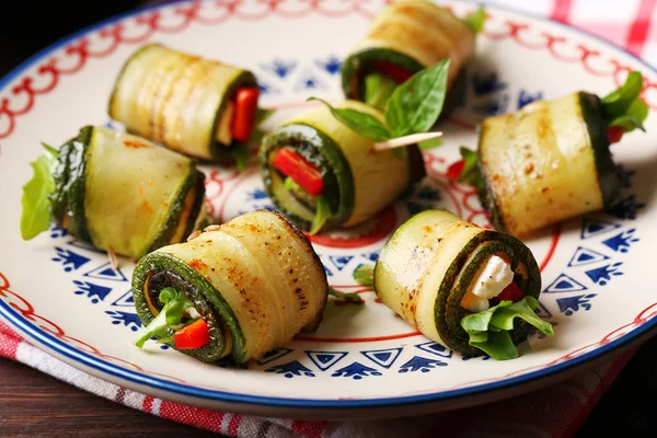 Zucchini-Rollen mit Käse, Paprika und Rucola auf Teller, Nahaufnahme — Stockfoto