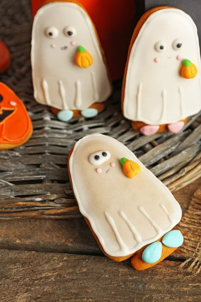 Cookies criativos para festa de Halloween na placa de vime — Fotografia de Stock