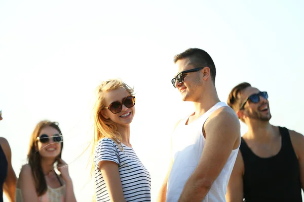 Glückliche Freunde, die Spaß am Strand haben — Stockfoto
