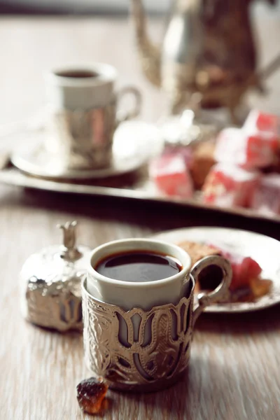 古董茶具与土耳其软糖上表特写 — 图库照片