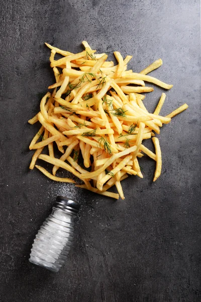 Franse frietjes met zout en Dille op tafel — Stockfoto