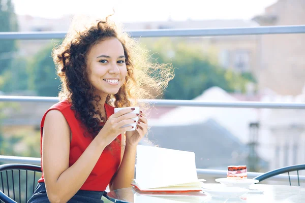 Jeune jolie femme boire du café — Photo