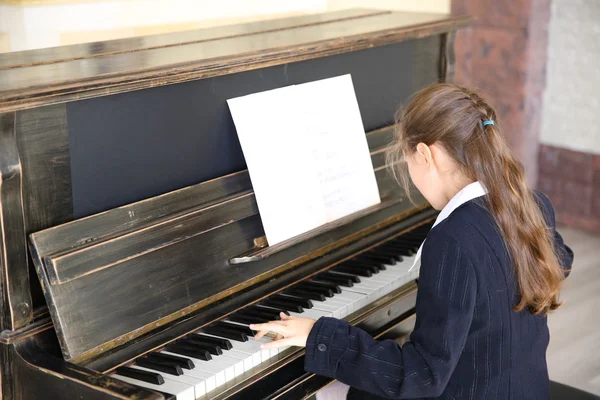 La bambina suona il pianoforte — Foto Stock