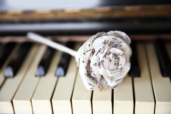 Piano à papier rose et notes de musique — Photo