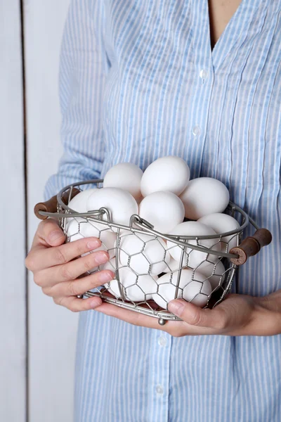 Jajka w koszyku w ręce kobiety — Zdjęcie stockowe