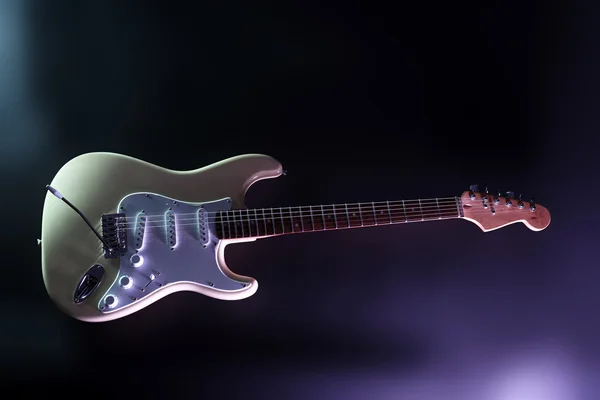 Guitarra eléctrica, sobre fondo oscuro iluminado —  Fotos de Stock