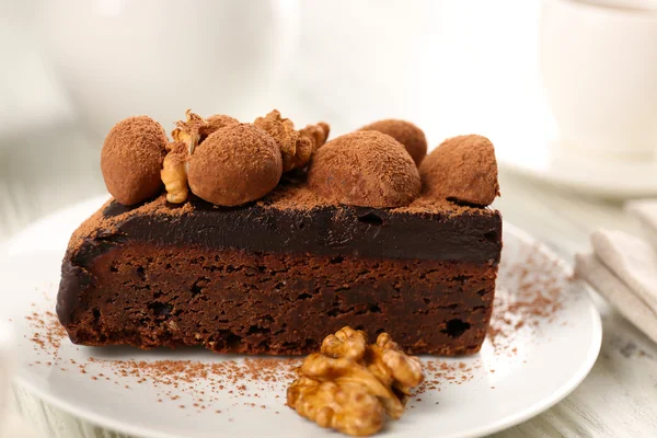 Pièce de gâteau au chocolat avec noix — Photo