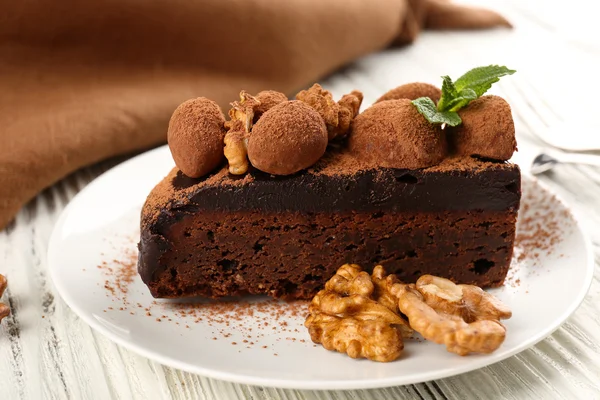 Stück Schokoladenkuchen mit Walnuss — Stockfoto