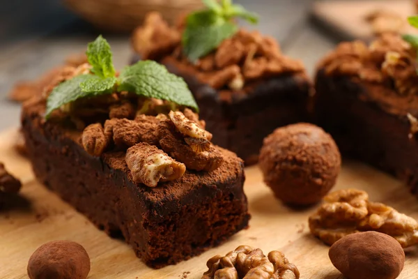 Stücke Schokoladenkuchen mit Walnuss — Stockfoto