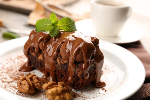 Pedazo de pastel de chocolate con nuez — Foto de Stock