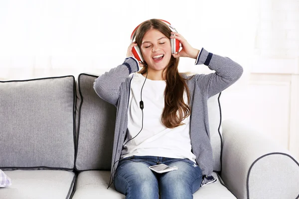 Giovane ragazza che ascolta musica — Foto Stock