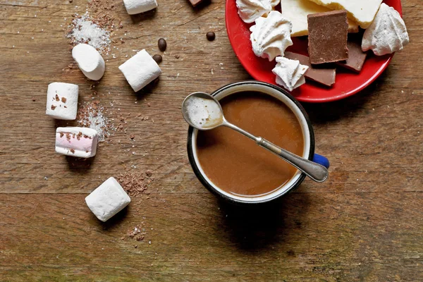 Secangkir kopi dengan permen — Stok Foto