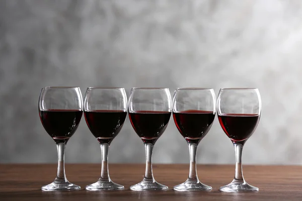 Mitad copas de vino llenas en la mesa — Foto de Stock