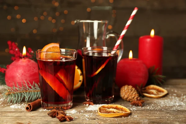 Decorated composition of mulled wine in glasses on wooden table — Stock Photo, Image
