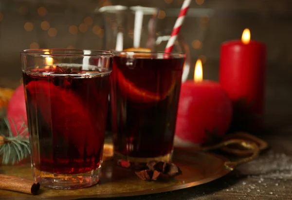 Decorated composition of mulled wine in glasses on wooden table, close up — Stock Photo, Image