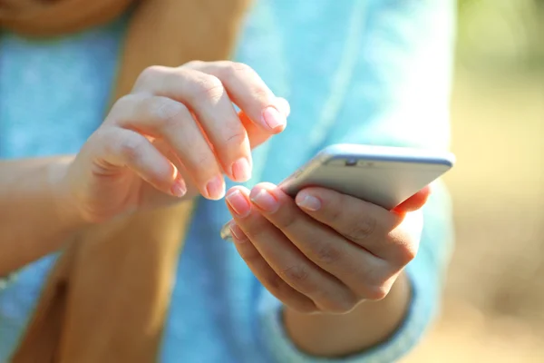 A mobiltelefon tartó női kezek — Stock Fotó