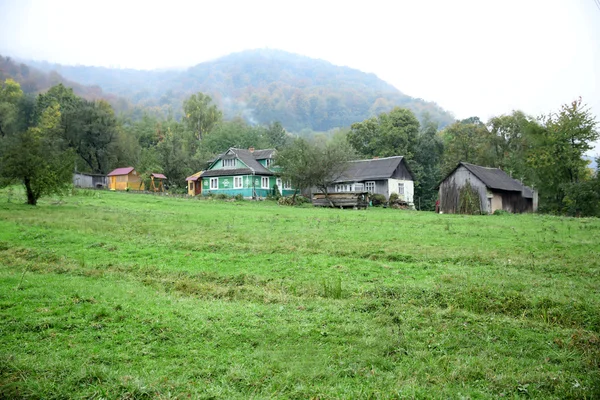 Paisagem de aldeia em montanhas — Fotografia de Stock