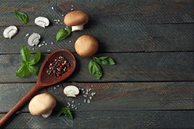 Taze mantar, fesleğen yaprakları ve ahşap zemin üzerine baharat