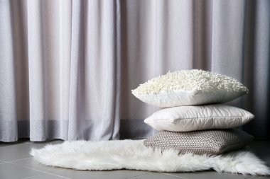 Bir halı üzerinde rengarenk yastıklar