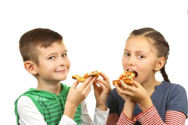 Çocuklar pizza yiyor.