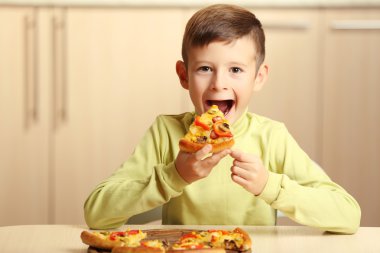 küçük boy pizza yemek
