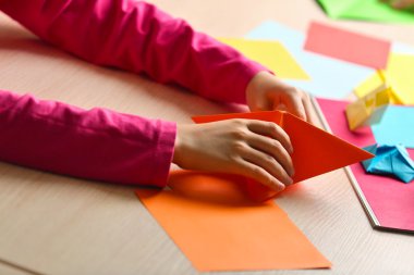 Kuğu kağıt ile yapma çocuk