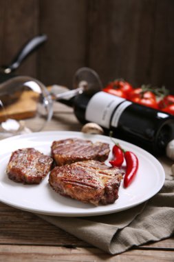 Kavrulmuş Dana fileto ahşap arka plan üzerinde plaka üzerinde