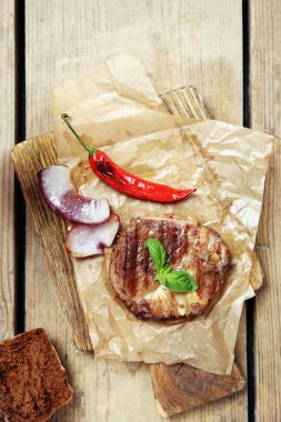 Kavrulmuş sığır filetosu ve sebze ahşap arka plan üzerinde kesme tahtası üzerinde