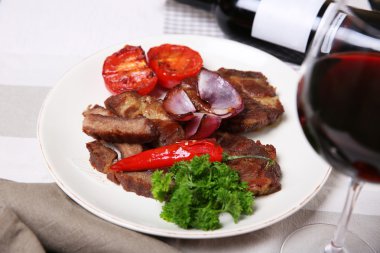 Kavrulmuş sığır filetosu ve ahşap arka plan üzerinde plaka üzerinde ızgara sebze