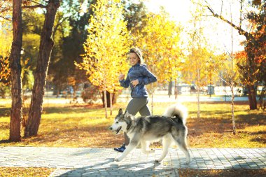 kadın parkta onu köpek ile jogging