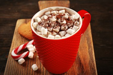 Bir fincan lezzetli kakao ve hatmi ahşap tablo