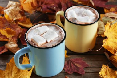 Lezzetli kakao ve hatmi masanın üzerine metal eski moda kupalar