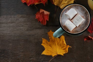 Lezzetli kakao ve hatmi tablosundaki eski moda metal kupa