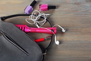 Bayanlar çanta gri arka plan üzerinde