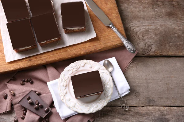 Lahodné čokoládové brownies na desce, na dřevěné pozadí — Stock fotografie