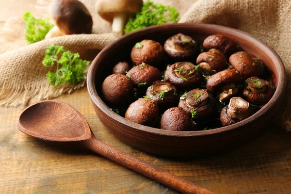 Gebackene Champignons Champignons mit Butter, Petersilie und geröstetem Knoblauch in brauner Schüssel — Stockfoto