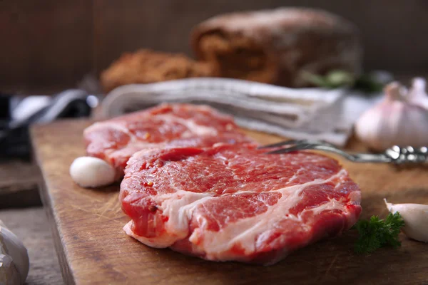 Bife de carne marmorizada e especiarias em fundo de madeira — Fotografia de Stock