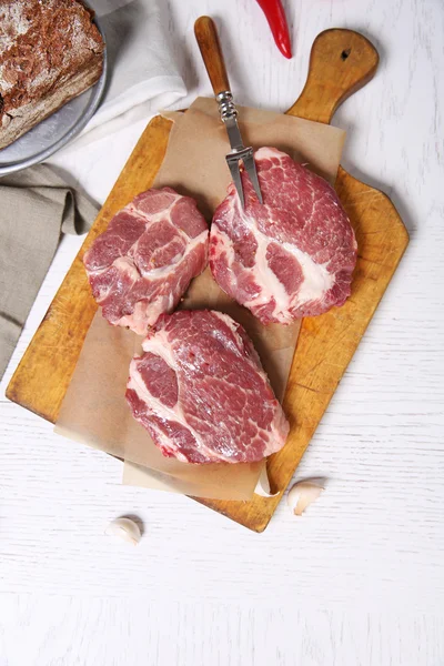 Bife de carne marmorizada e especiarias em fundo de madeira — Fotografia de Stock