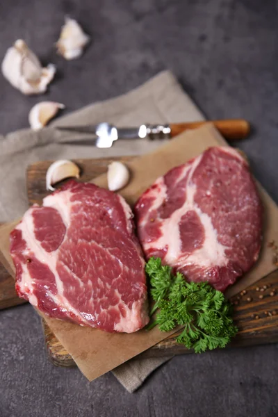 Steak de bœuf marbré et épices sur fond bois — Photo