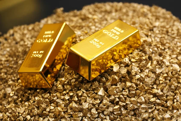 Gold bars on nugget grains background — Stock Photo, Image