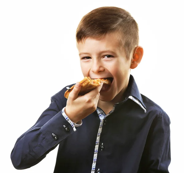 Lilla pojken äta pizza — Stockfoto