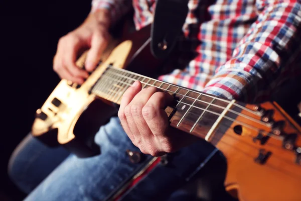 Joven tocando la guitarra eléctrica — Foto de Stock