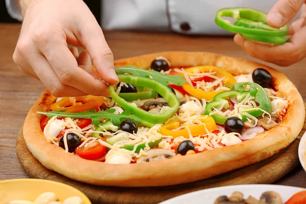 Yemek lezzetli pizza yapma — Stok fotoğraf