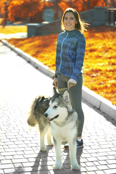 공원에 그녀의 강아지와 함께 산책 하는 여자 — 스톡 사진