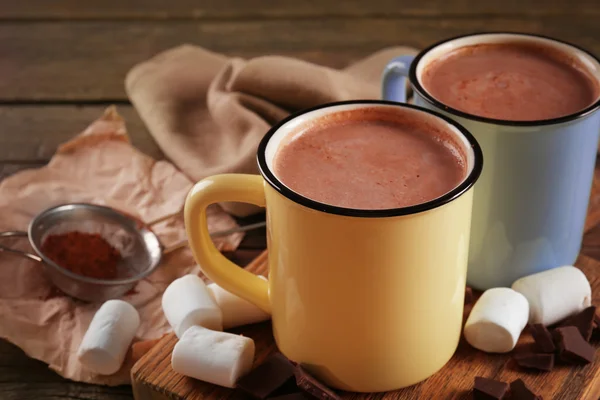 Tasty cocoa in metal old-fashioned mugs and marshmallow on the table — Stock Photo, Image