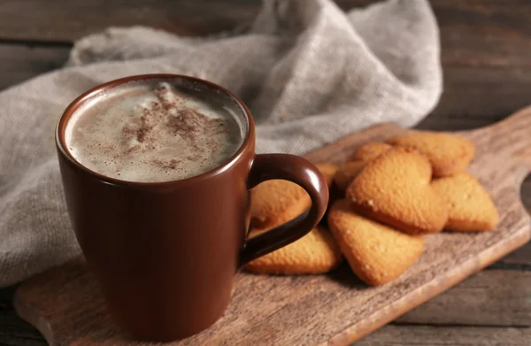 En kop velsmagende kakao på træbord, nærbillede - Stock-foto