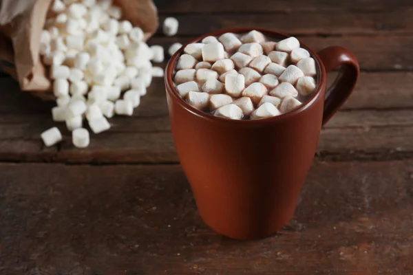 Una taza de sabroso cacao y malvavisco en la mesa de madera —  Fotos de Stock