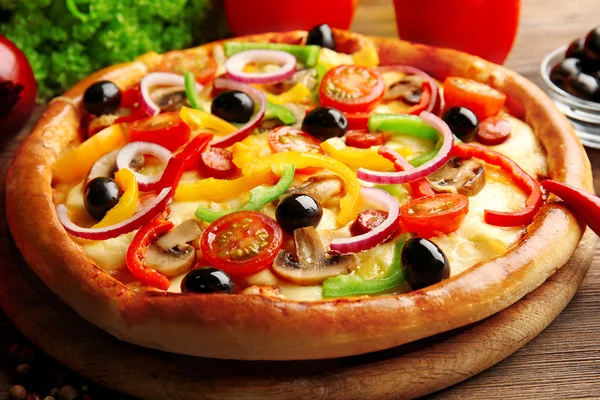 Pizza deliciosa com legumes, na mesa de madeira, close-up — Fotografia de Stock