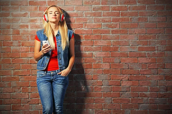 Mujer joven escuchando música —  Fotos de Stock